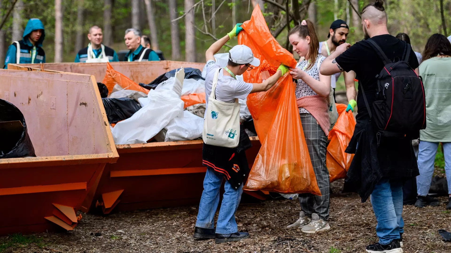 На субботнике у Глубокого озера казанцы собрали 5 тонн мусора