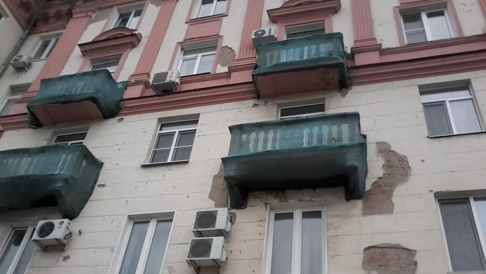 Татарстанец выкинул все вещи из окна квартиры