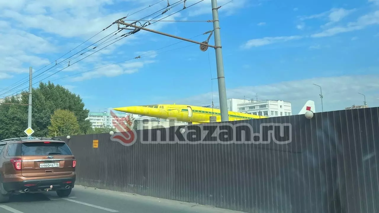 Самолет у здания КАИ перекрасили в желтый