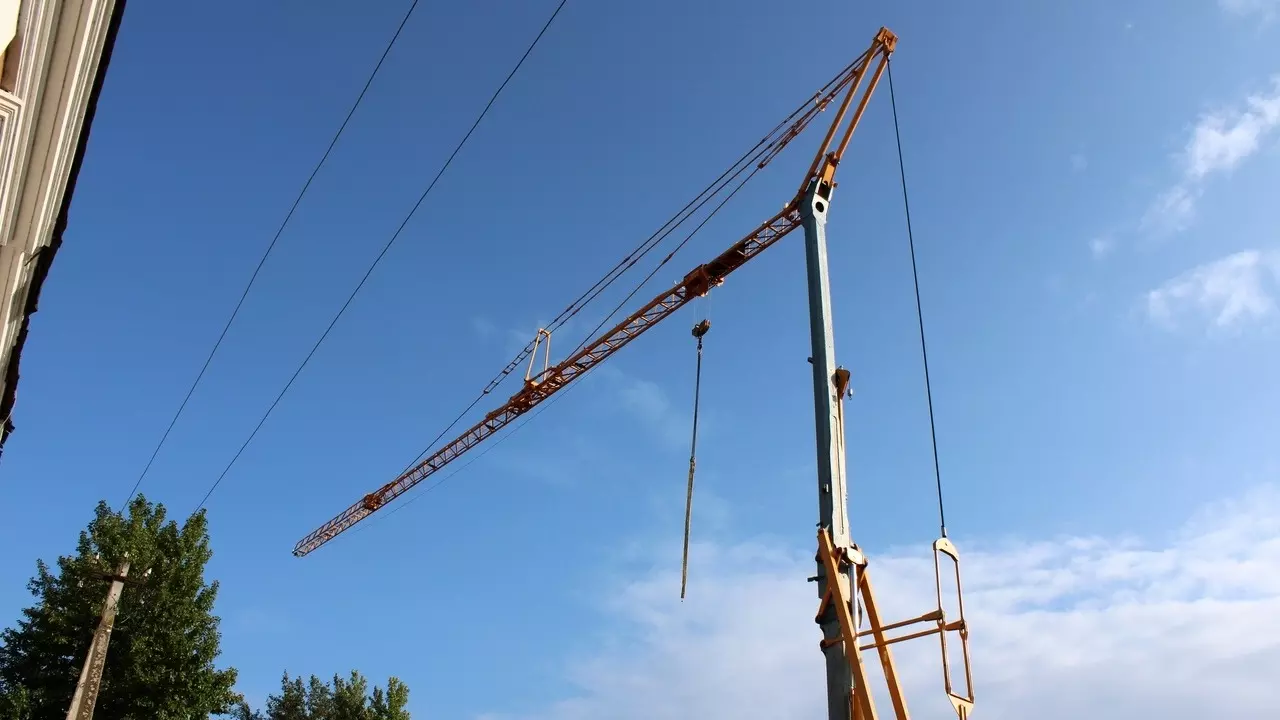 Часть башенного крана упала со стройки в Казани