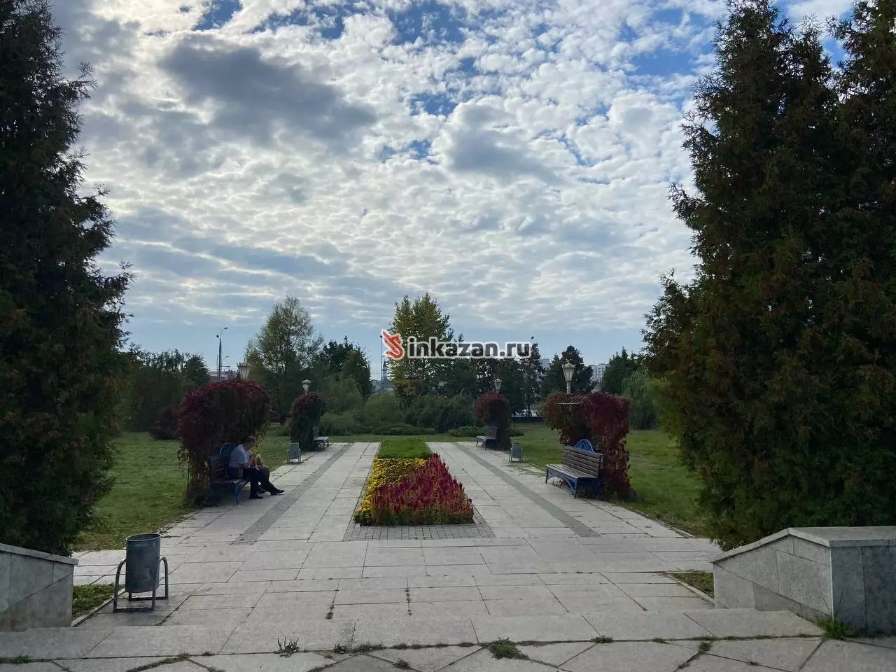 Из развлечений в парке есть лишь лавочки, фонтан и памятник Кул Гали.
