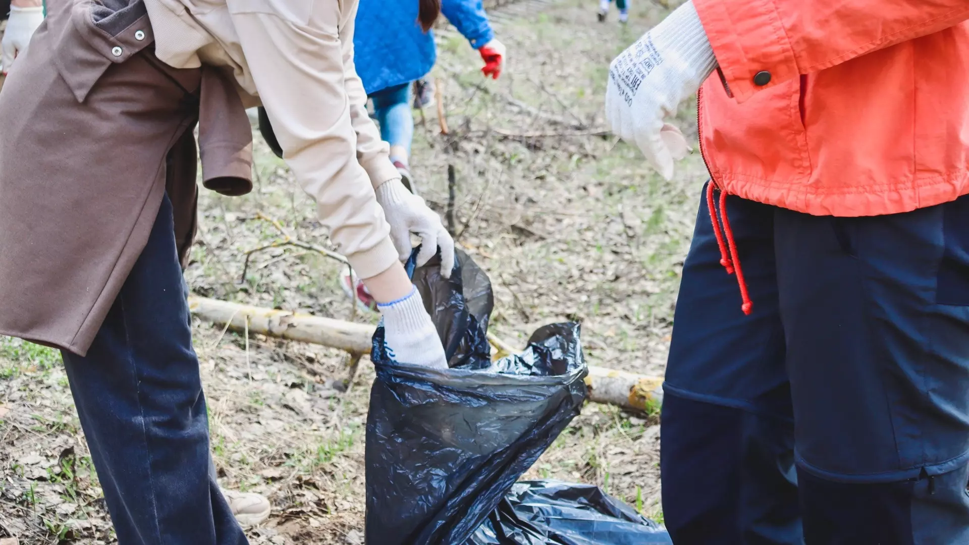 Собранный на субботнике мусор не убирают в Казани