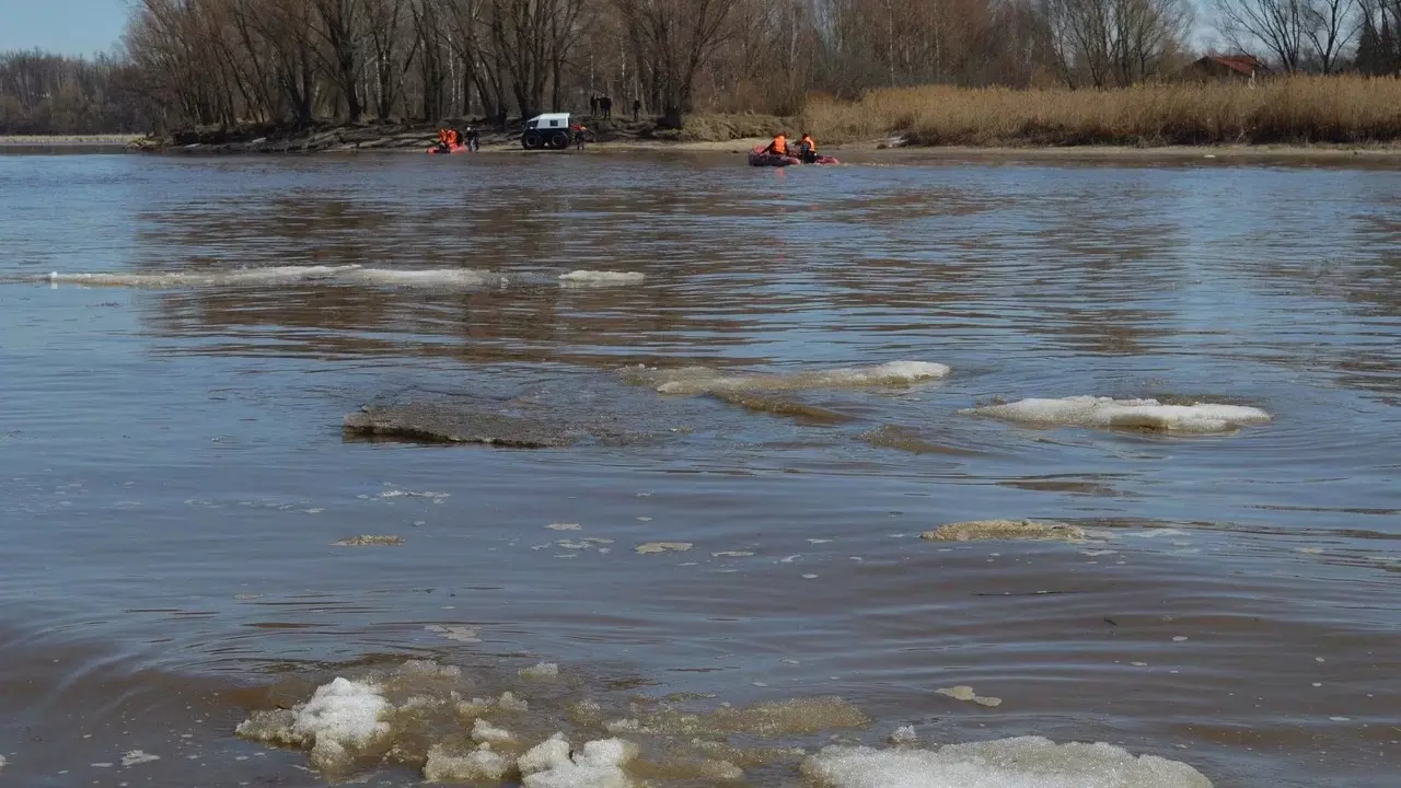 Вода из Казанки затопила трассу в Татарстане