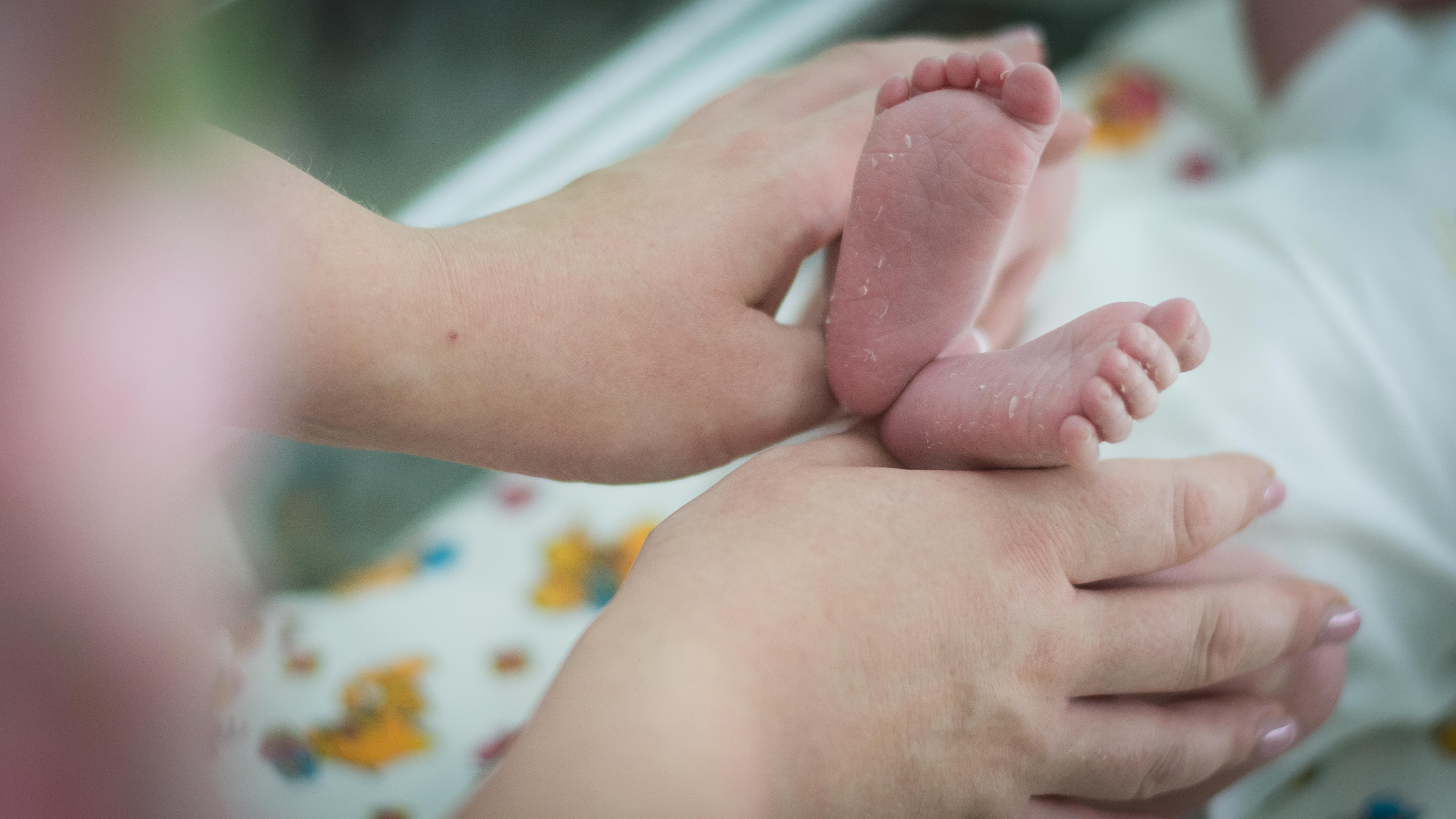 «Оставались секунды»: В Казани женщина с малышом чуть не погибли после домашних родов