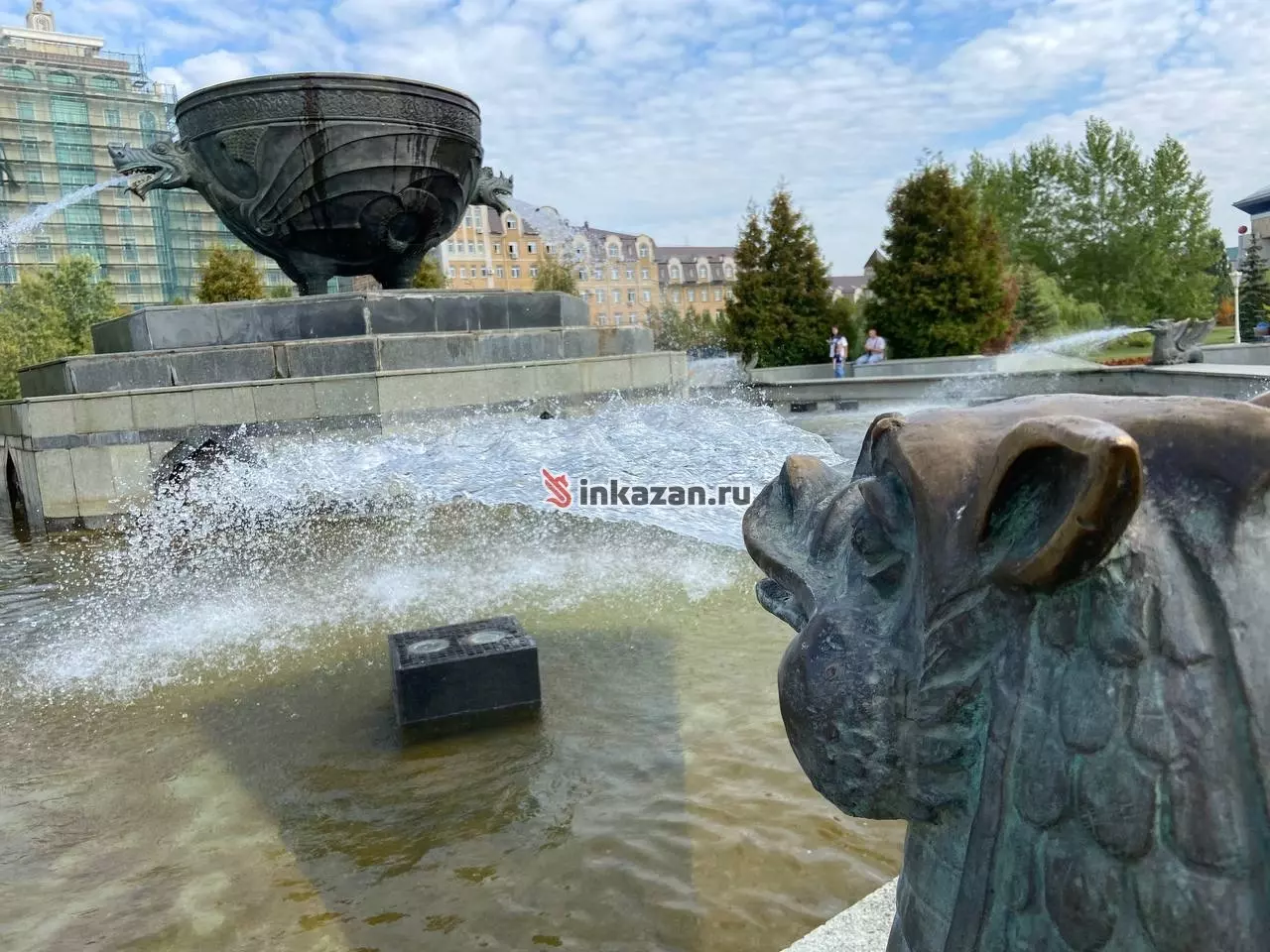 Из развлечений в парке есть лишь лавочки, фонтан и памятник Кул Гали.