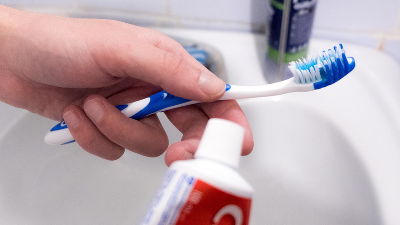 Как не потерять все зубы: чистка и врачи