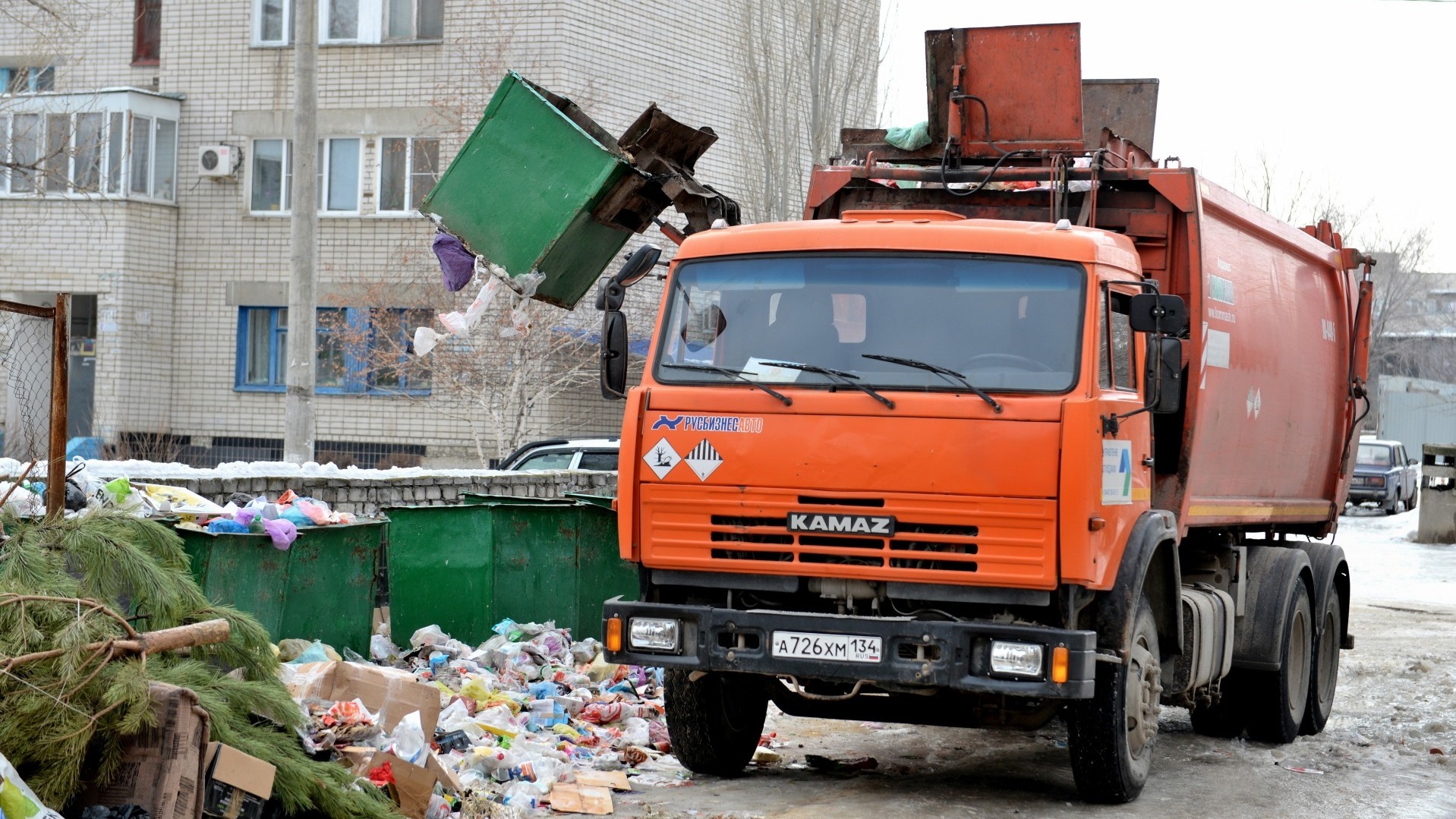 «Я такси нанимать не намерена, чтобы выбросить мусор»: казанцы идут 2 км до площадки