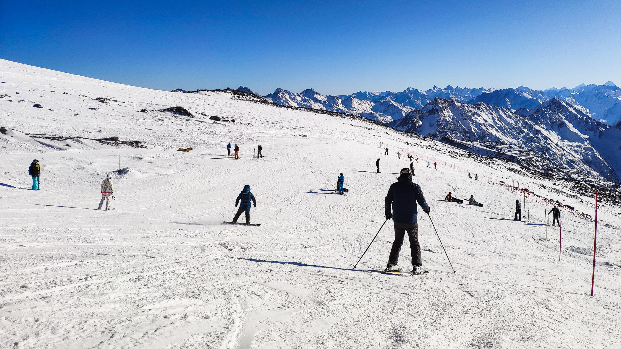 Возраст, снаряжение и техника: что нужно учитывать при катании на горных лыжах