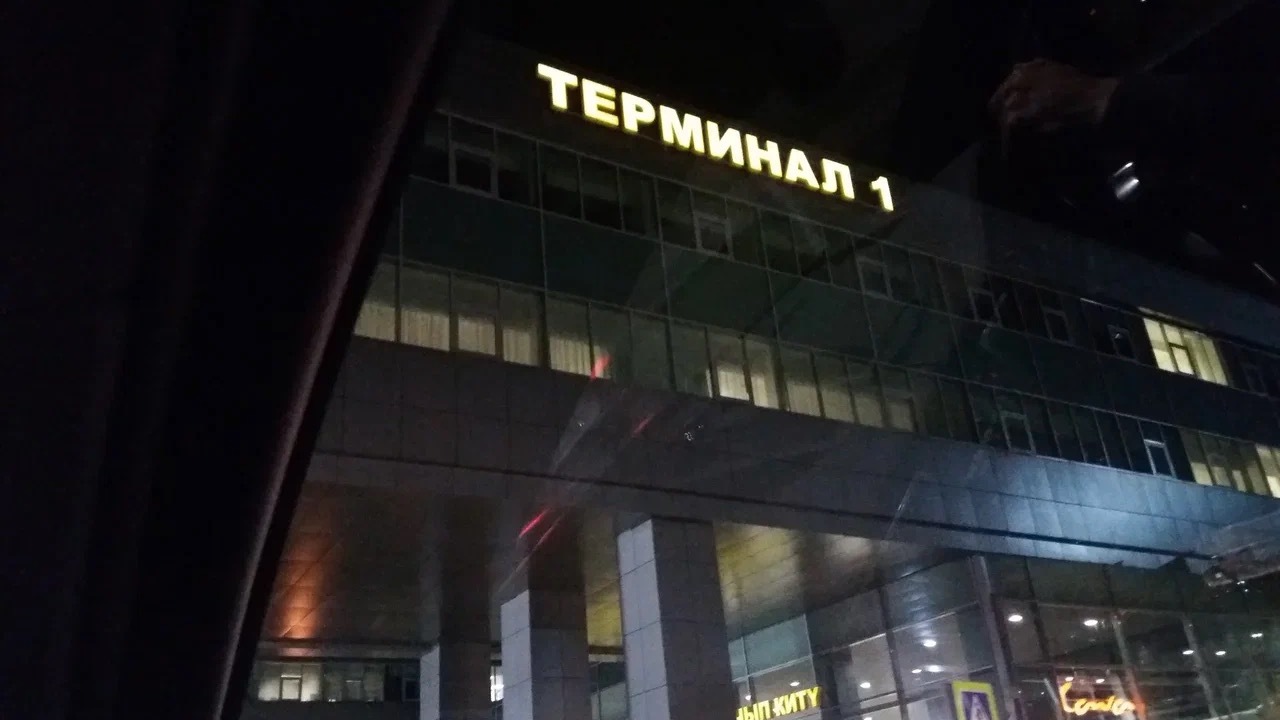 На работника из Татарстана жалуются посетители московского аэропорта — Telegram