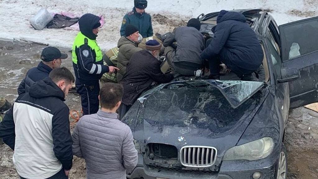 BMW протаранила грузовик на трассе в Татарстане: есть погибшая