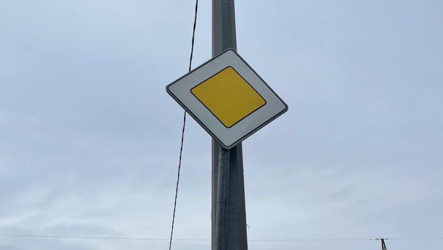 В Казани дорожный знак примотали к столбу проволокой