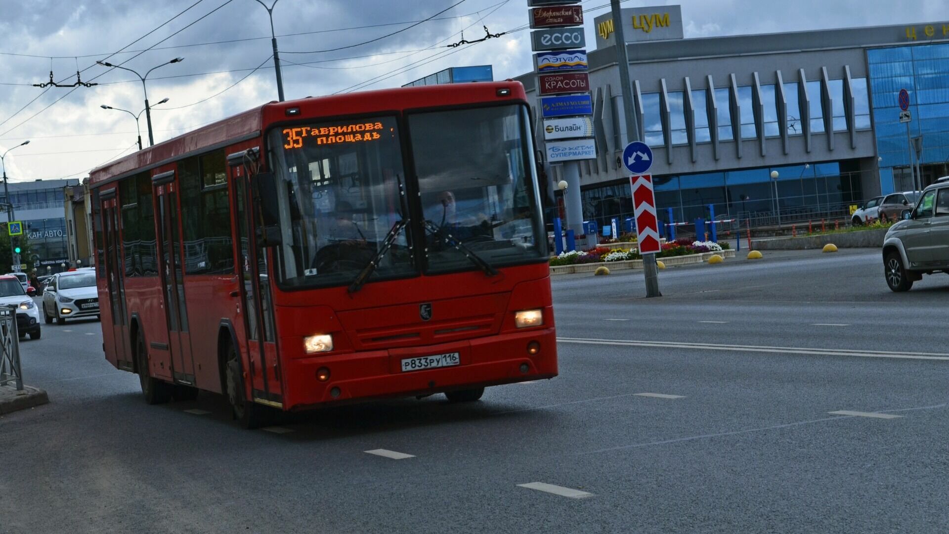 В казанском автобусе кондуктор и водитель подрались с пассажиром