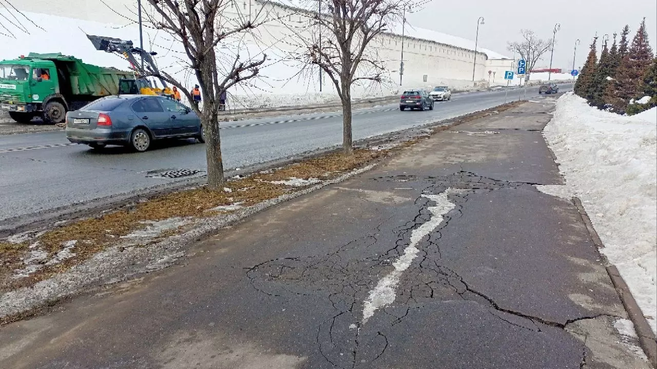 Власти Казани ответили, будет ли ремонтироваться тротуар под Кремлем