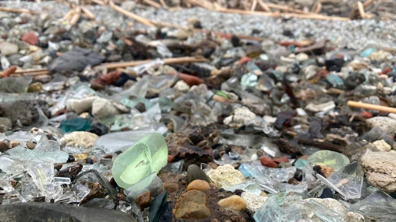 Хрупко и грязно: как выглядит Стеклянный пляж в Татарстане
