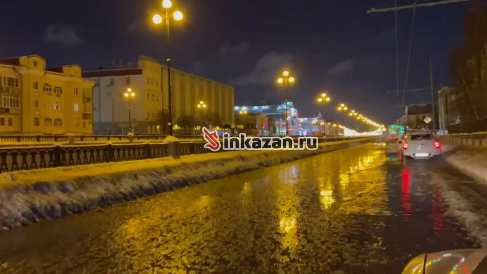 В Казани в новогоднюю ночь затопило улицу Лево-Булачную из-за аварии на сетях