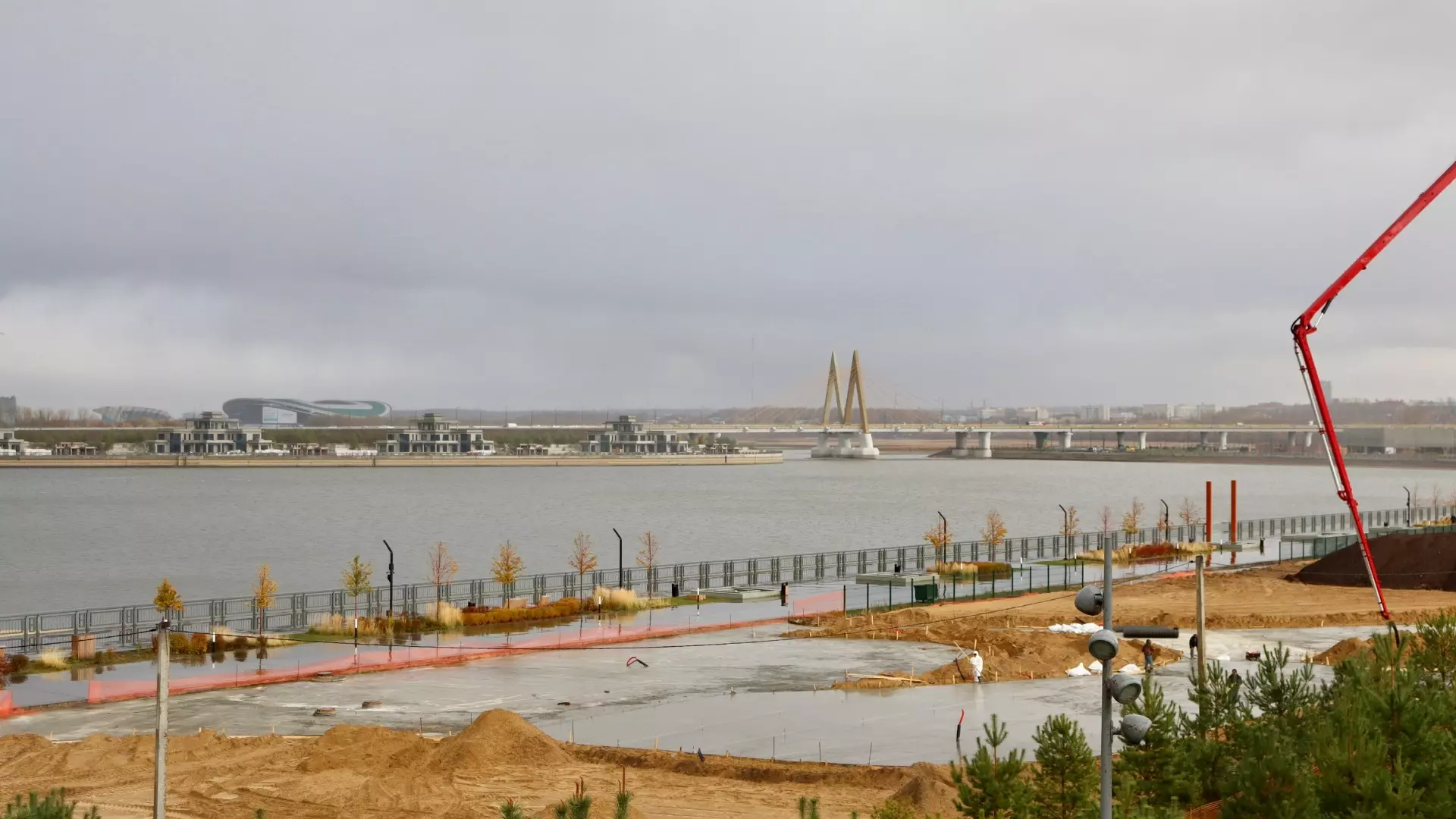 Пустырь на Кремлевской набережной заливают бетоном ради детского парка