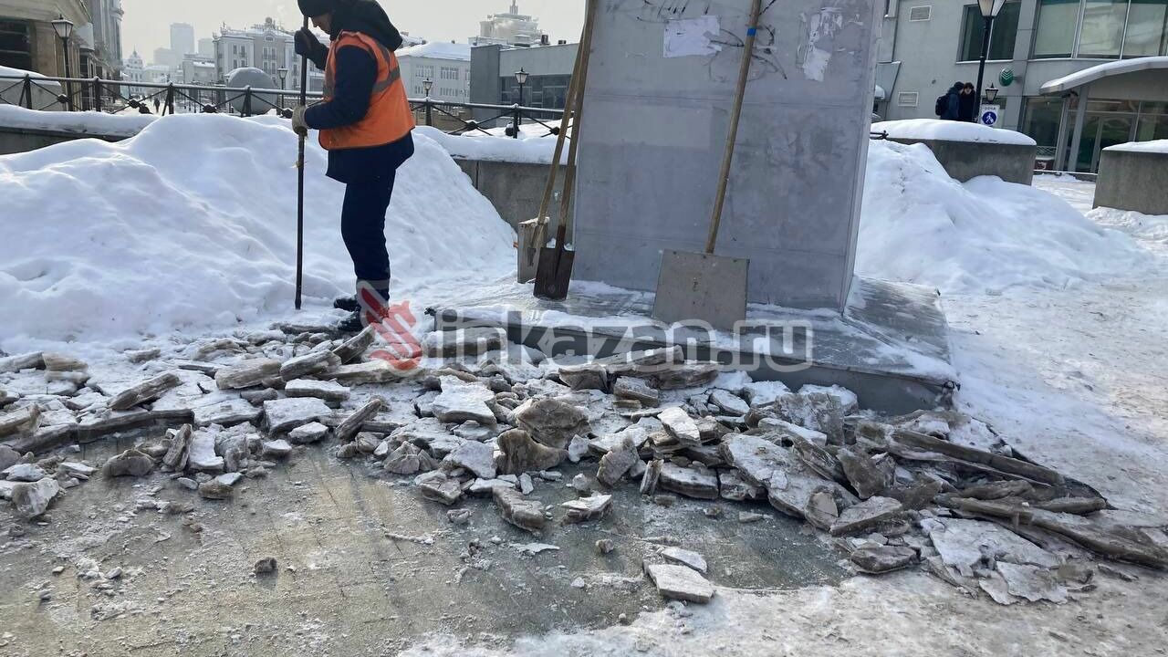 В Казани ищут брусчатку под слоем льда