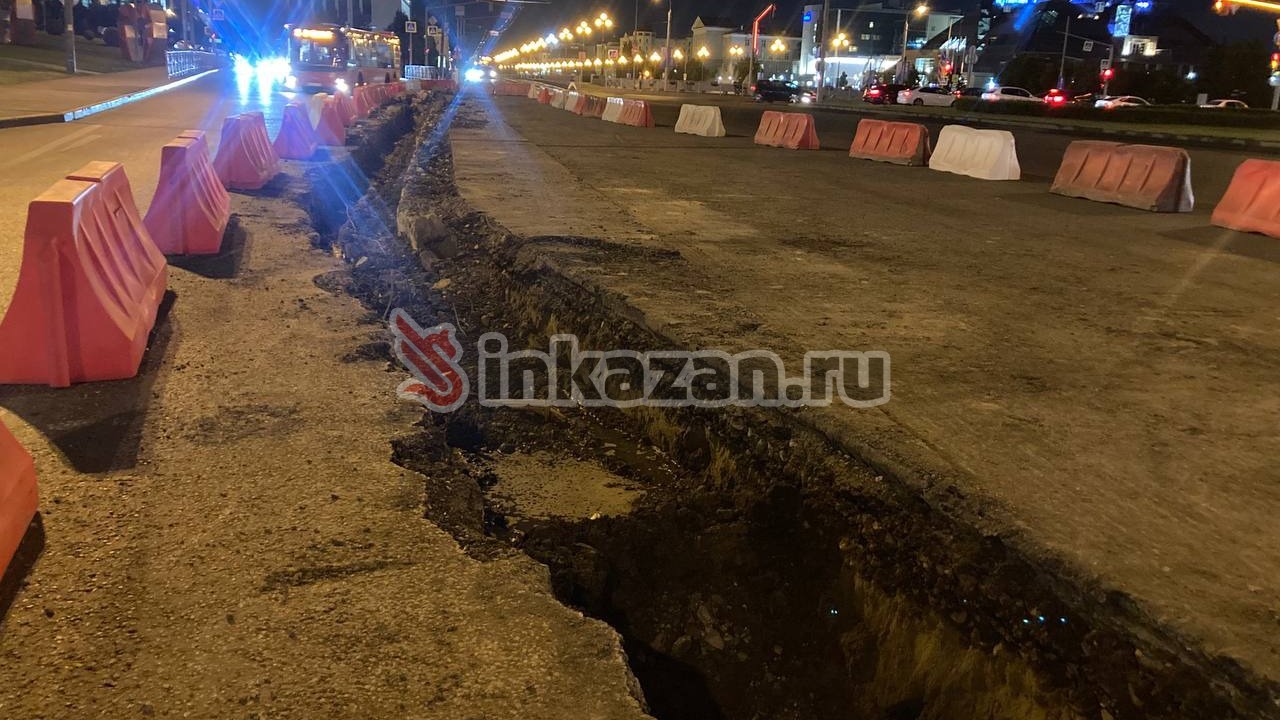 Под Казанским Кремлем разрыли дорогу. Что произошло