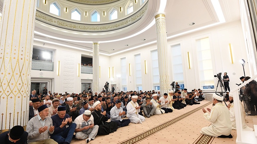 Минниханов посетил новую казанскую мечеть для праздничного намаза