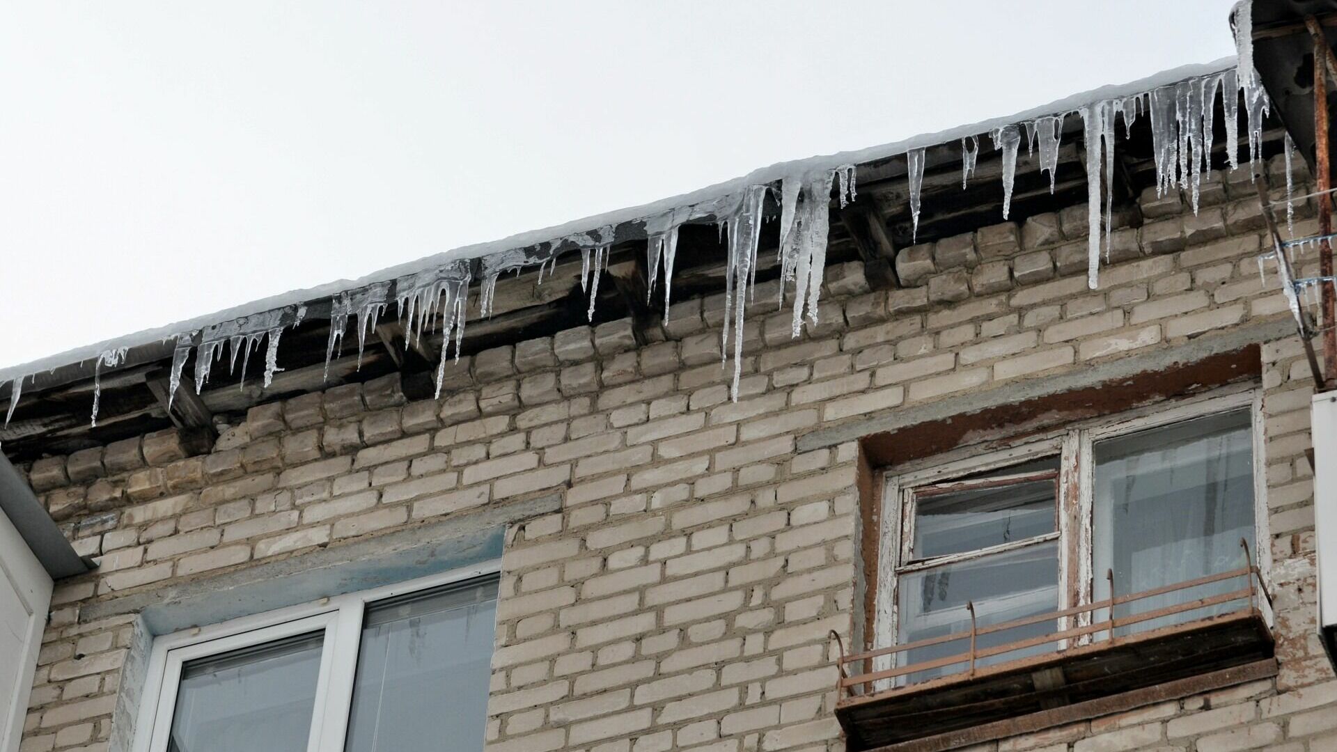 Казанскую многоэтажку второй год подряд топит снег с крыши