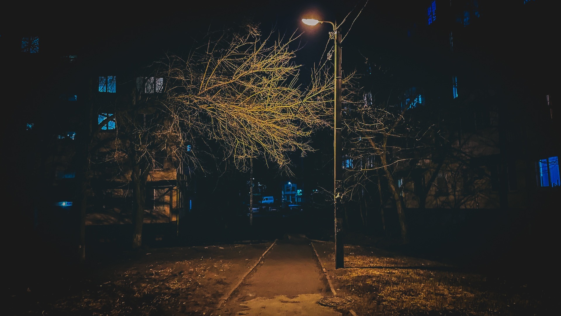 Казанцам отказали в уличном освещении из-за фонарей над подъездами
