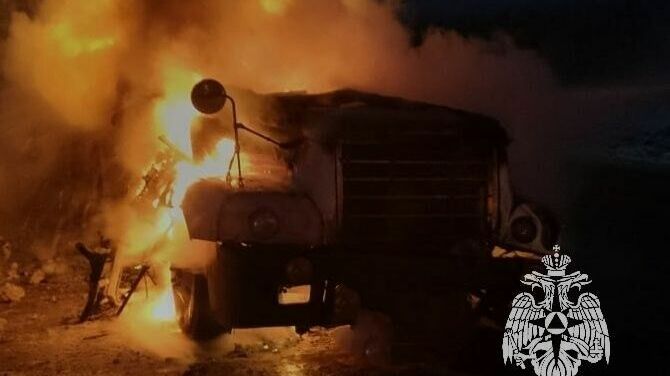 На трассе в Татарстане «адским пламенем» загорелся грузовик с конфетами