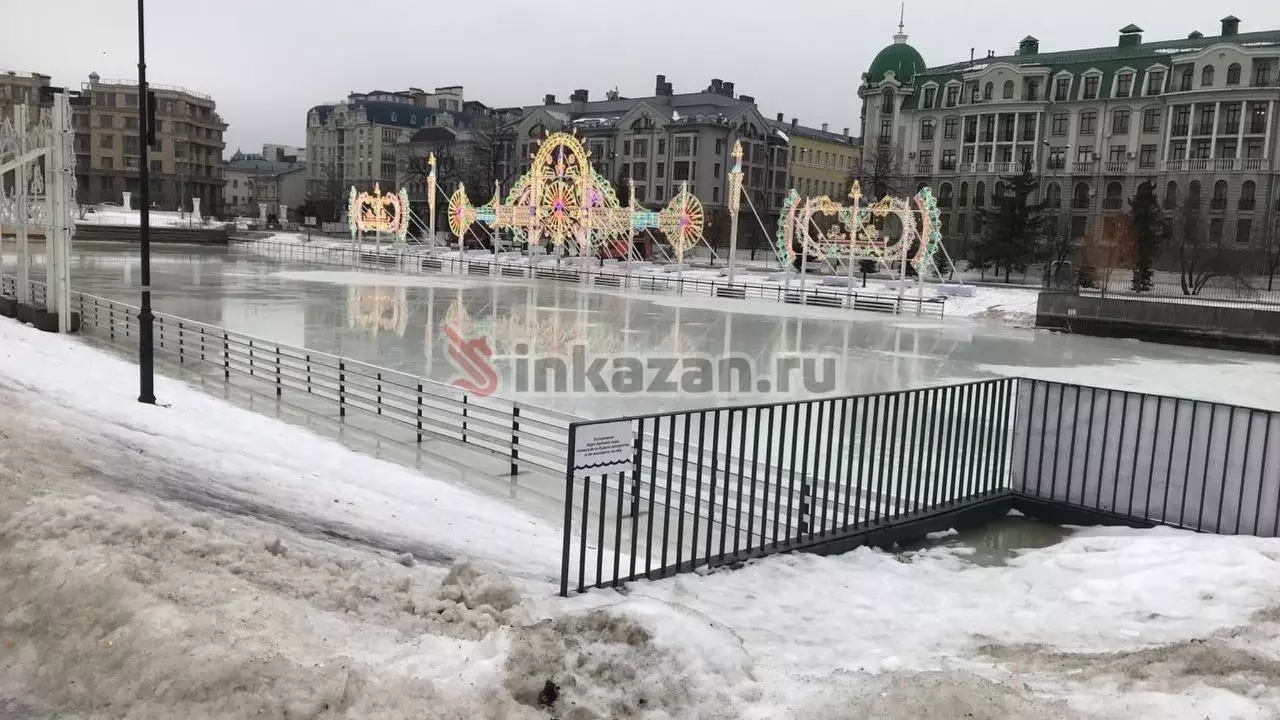 Каток на Черном озере в Казани превратился в лужу