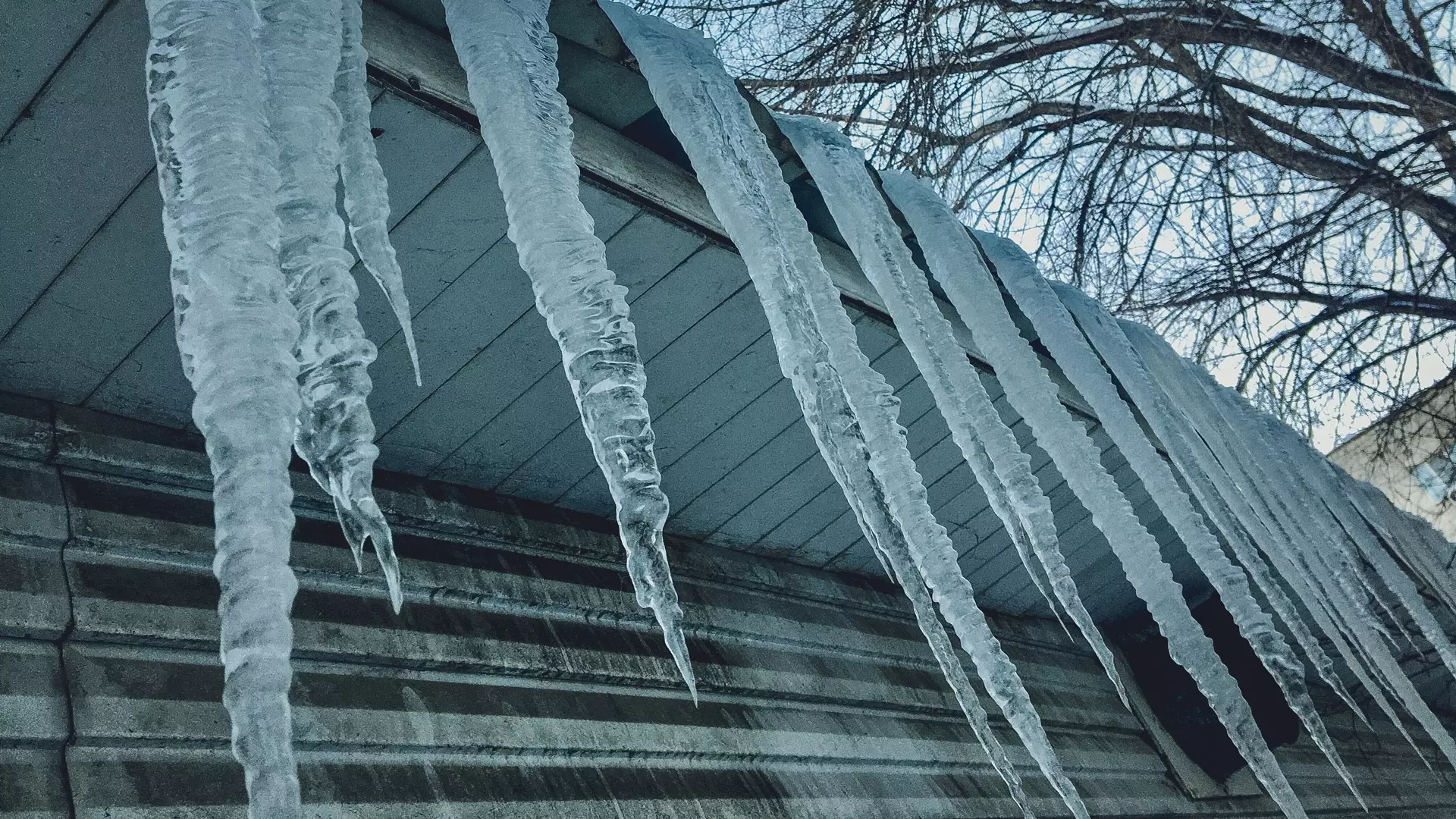 Ледяные глыбы «пожирают» дома в Татарстане и пугают жителей