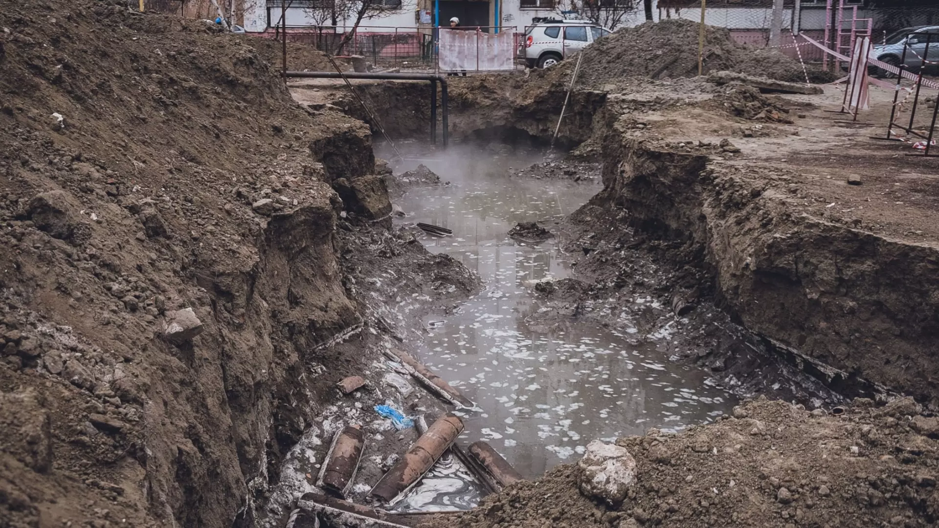 Появившуюся яму на Годовикова будут чинить почти месяц