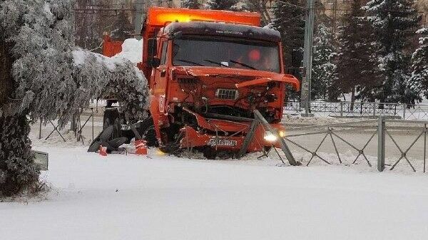 В Казани снегоуборочный Камаз попал в ДТП