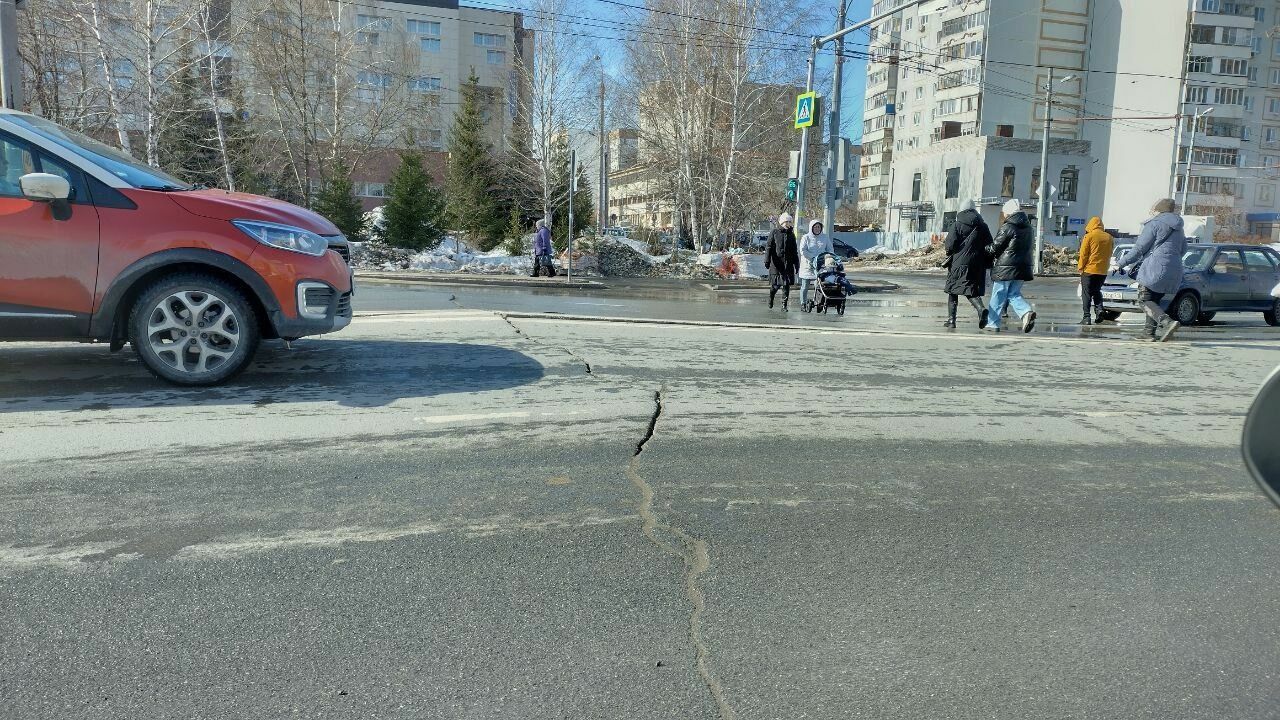 Казанцы рассказали о растущей трещине в асфальте над строительством метро