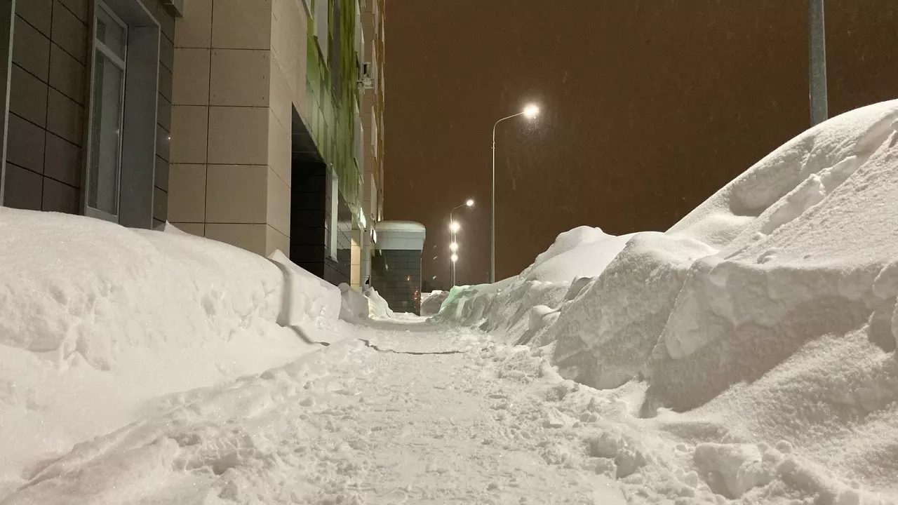 Снег с крыш продолжает давить казанские машины