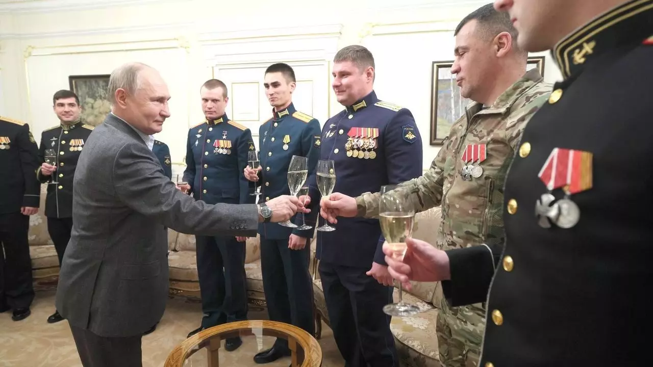 Путин наградил бойца из Татарстана личным оружием