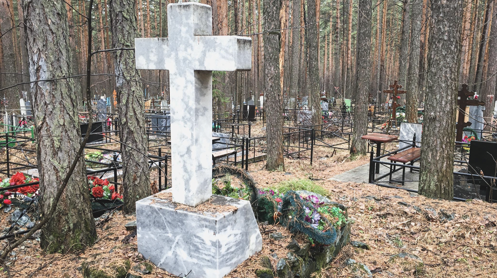 В Татарстане снова спилили крест на могиле