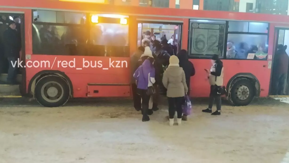 Переполненные автобусы в Казани