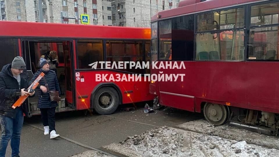 В Казани столкнулись автобус и трамвай