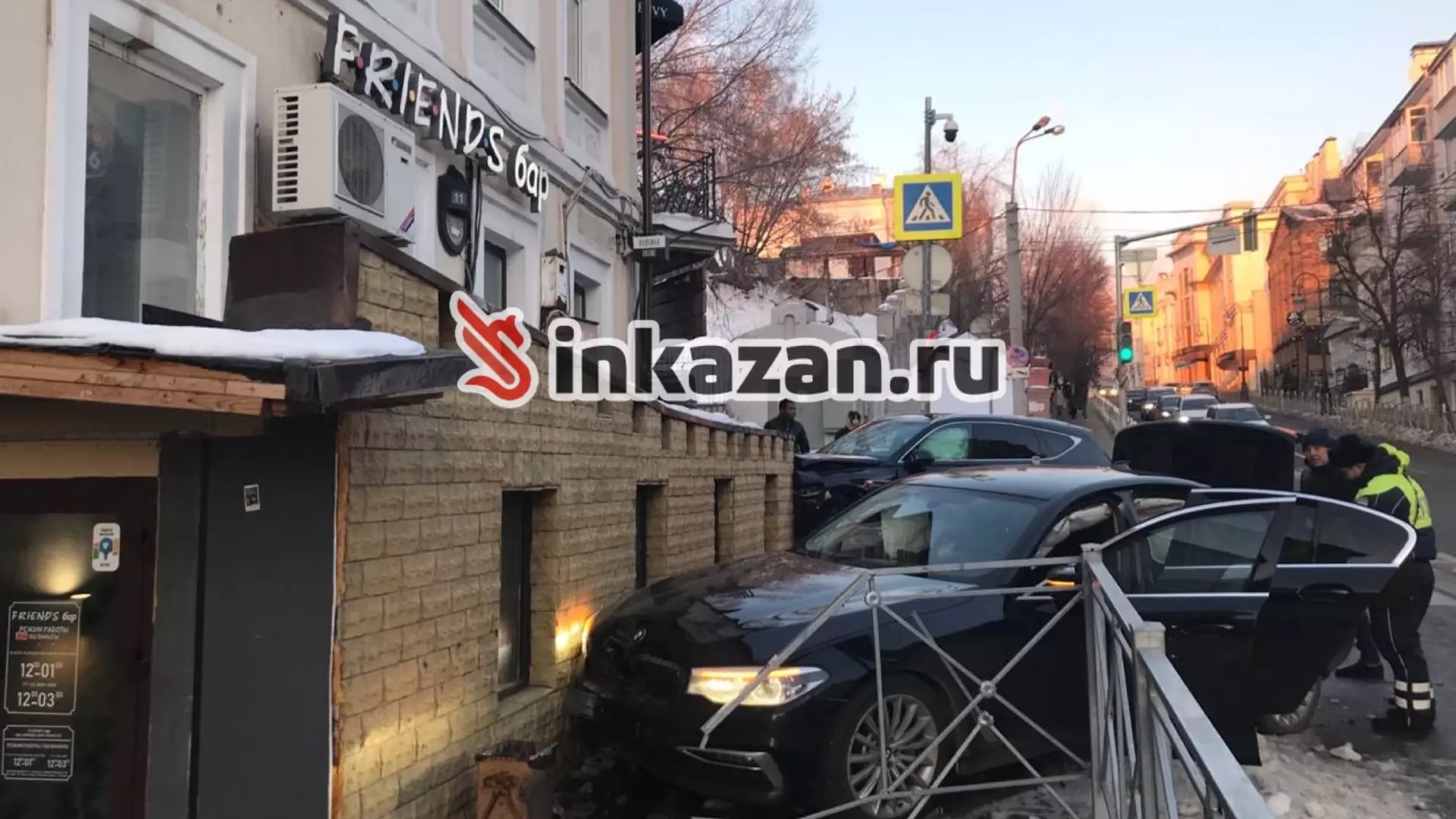 Иномарки столкнулись в центре Казани и въехали в бар