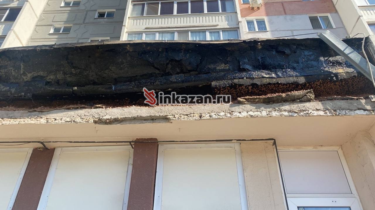 Обвалившийся фронтон на доме №34 по Фучика