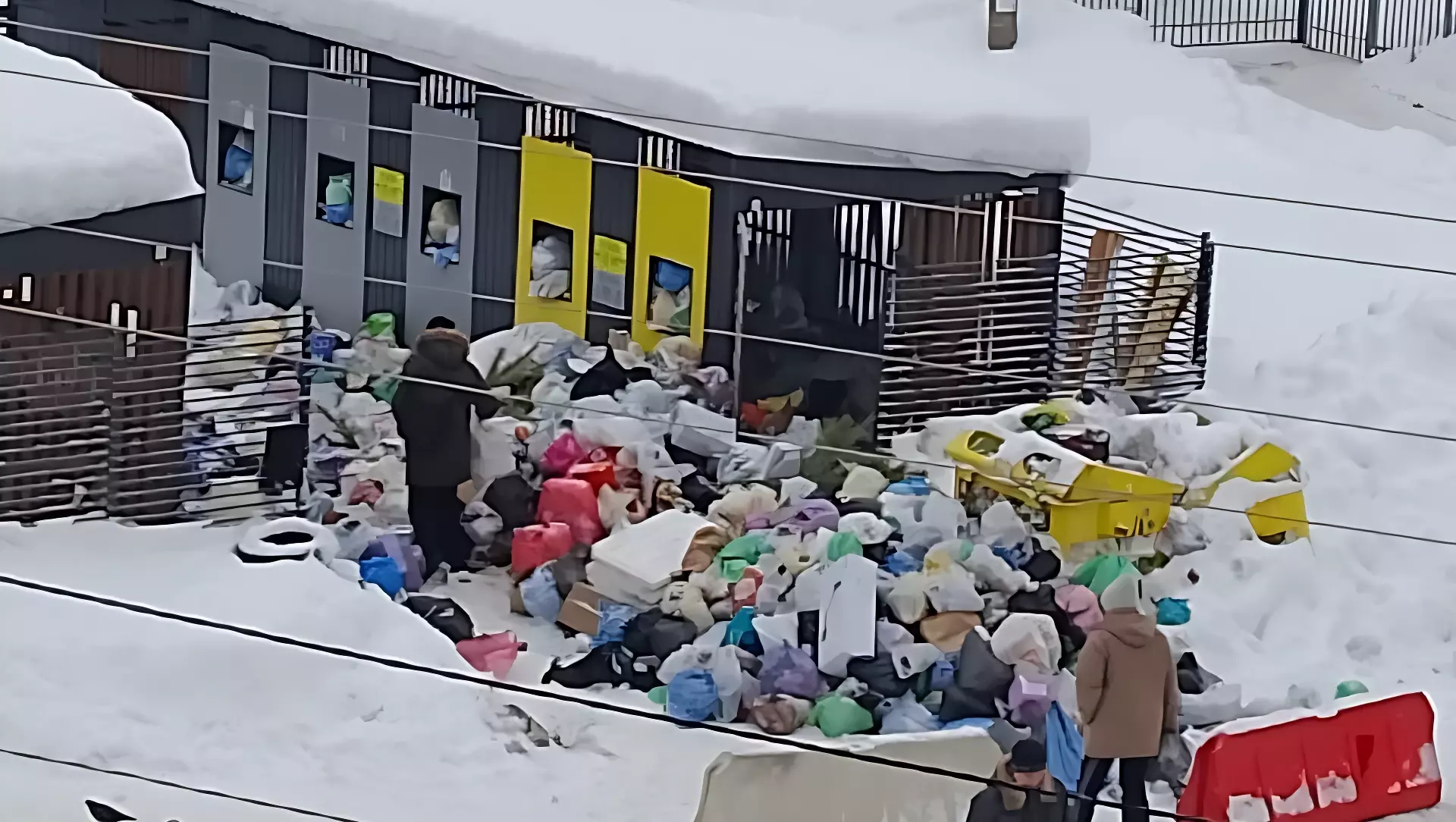 Казанскую школу заваливает мусором