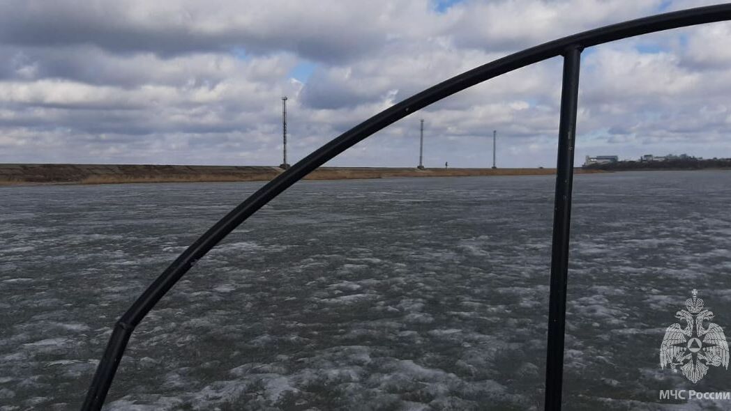 В Татарстане два рыбака застряли на льду Камы