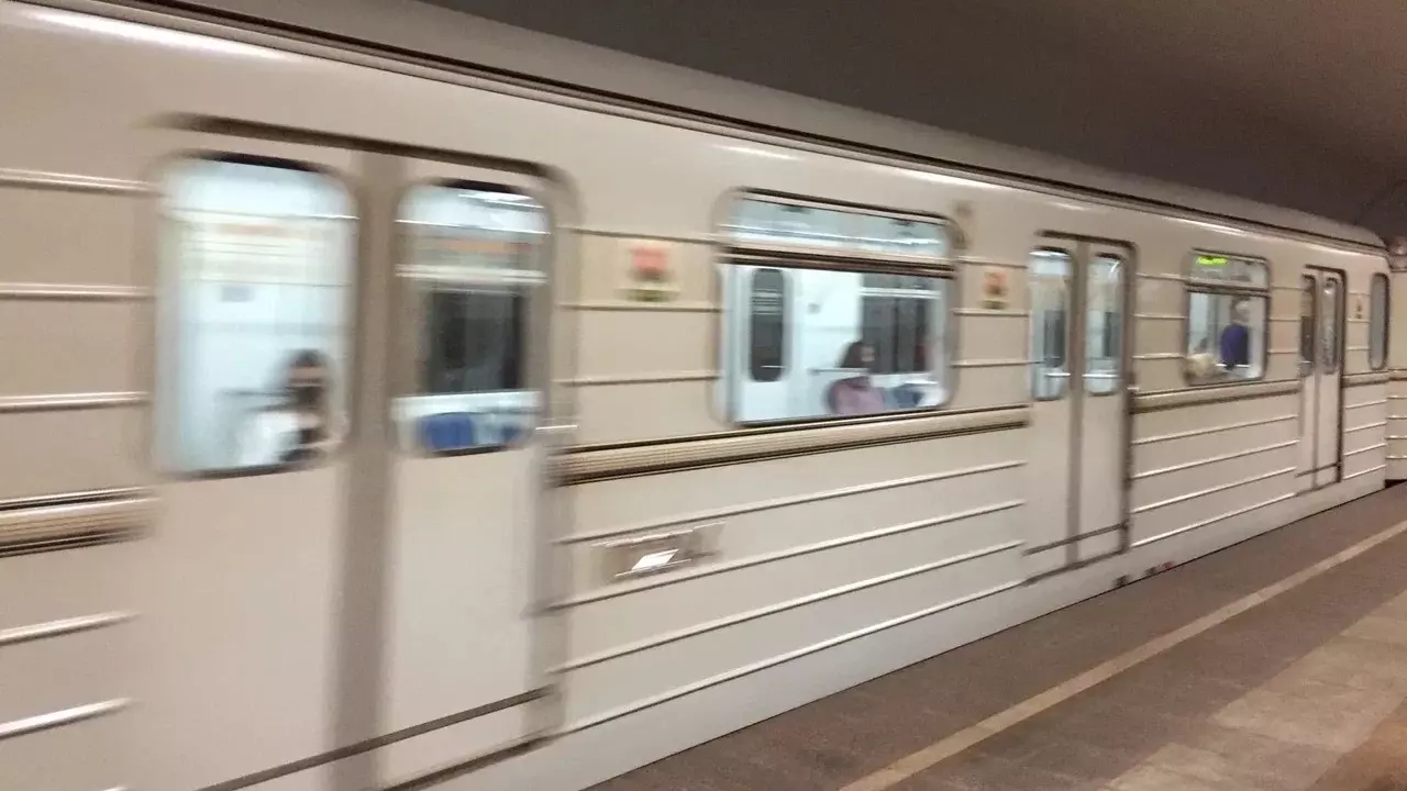 Казанец на ходу пытался раздвинуть двери вагона в метро