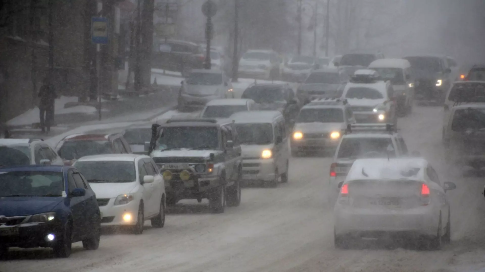 В Казани грузовики не могут проехать из-за снегопада