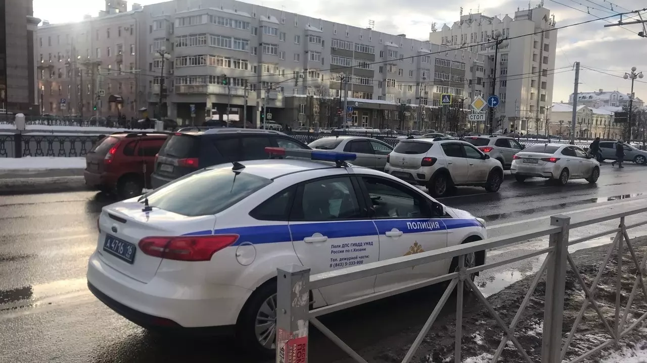 Грузовик врезался в стоящую на трассе «Газель» в Татарстане