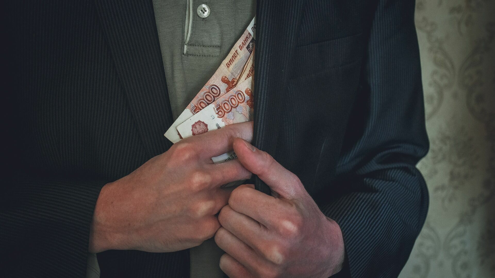 Директор учебного центра ФАС Казани подозревается в получении взятки