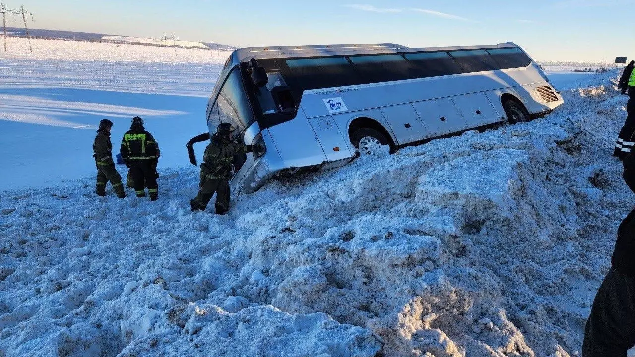 Пассажиры застряли в опрокинувшемся в кювет автобусе в Татарстане