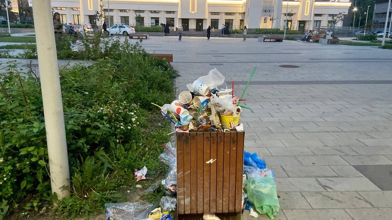 После детской дискотеки в Казани улица заполнилась мусором
