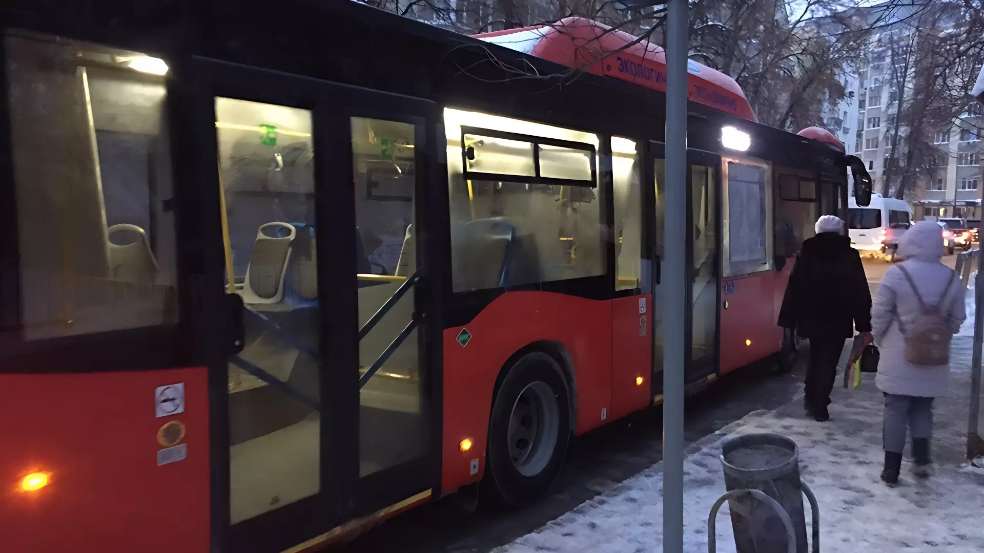 Казанский автобус сбил мужчину, резко выбежавшего на проезжую часть