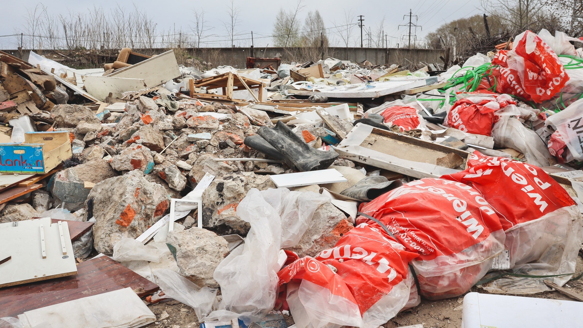 Власти не знают, когда избавятся от свалки на земле для многодетных в Дербышках