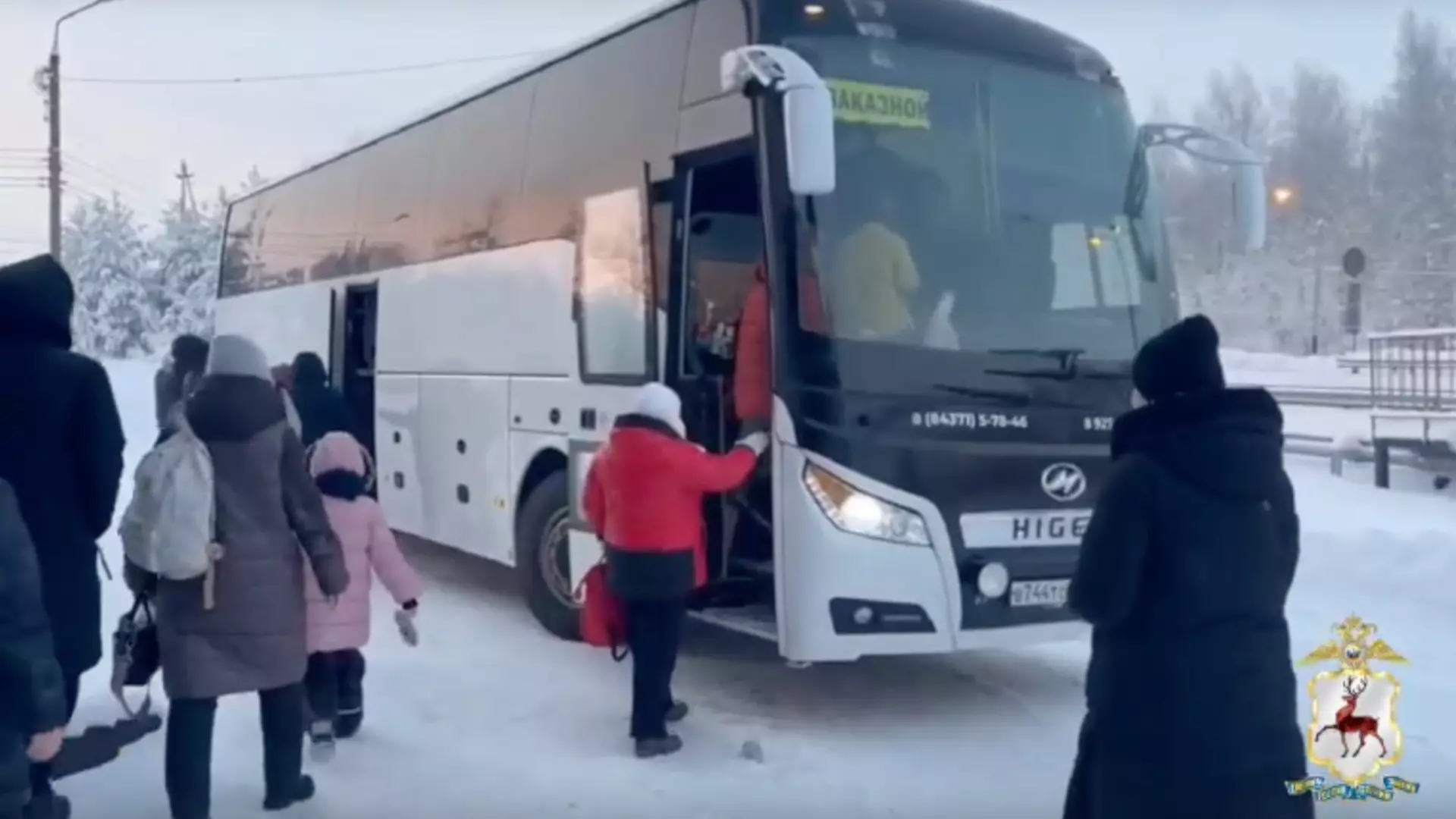 Инспекторам ДПС пришлось спасать замерзающих в автобусе туристов из Казани