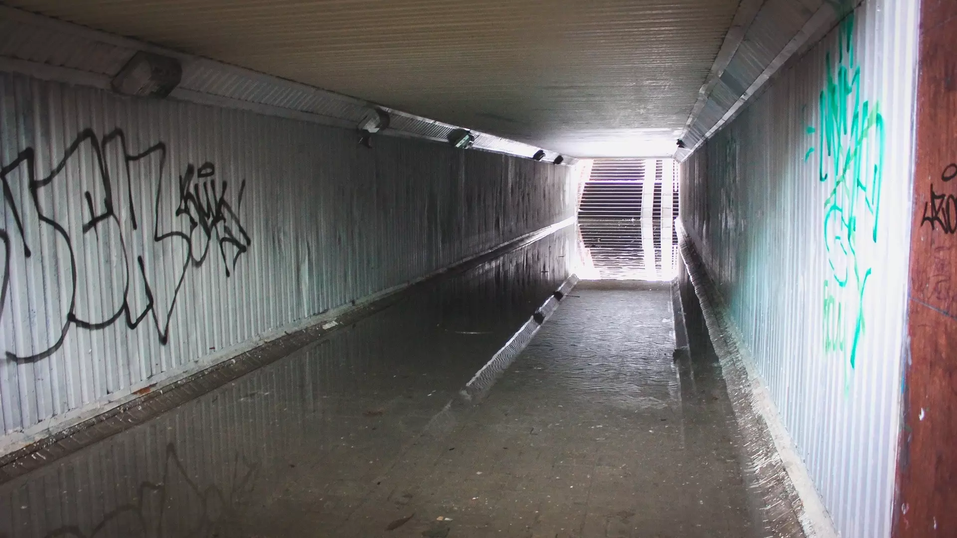 Челнинцы замазали граффити пейзаж местного художника в подземке